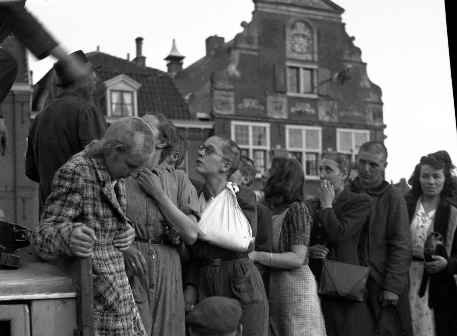 ‘Moffenmeiden’ worden in Naaldwijk kaal geknipt. Collectie Marcel vd Vlugt senior